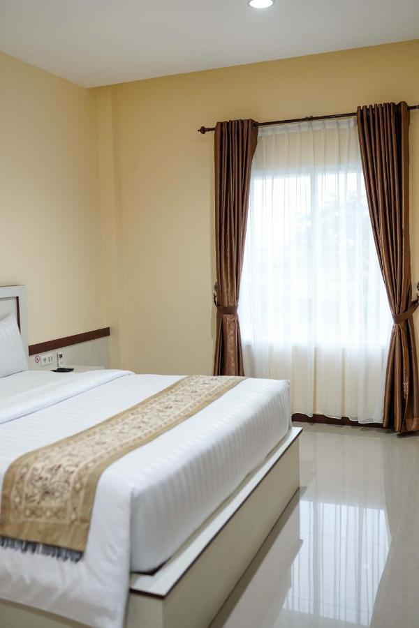 Grand Buana Lestari Hotel Padang  Exterior photo